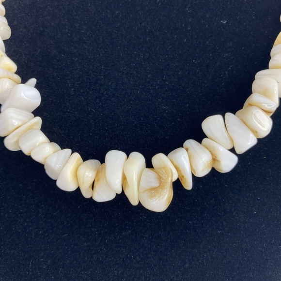 PUKA CHIP SHELL NECKLACE VACATION BEACH NECKLACE STYLE CREAM to BEIGE - Picture 6 of 7